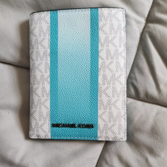 Authentic Michael Kors Weekender in Ocean Blue with matching Passport Wallet - Picture 8 of 10